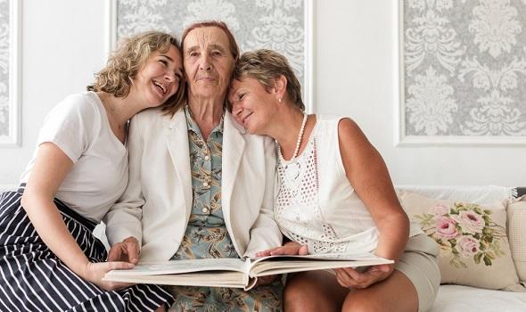 24-h-betreuung_happy-three-generation-women-sitting-on-sofa_freepik.jpg