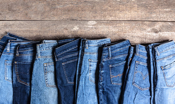 Jeans_Freepik_jeans-on-wooden_fabrikasimf.jpg