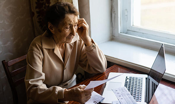 Mietnomade_Freepik_pensioner-read-countless-papers-and-is-very-focused-senior-woman-calculating-taxes-at-home-retired-woman-calculating-her-domestic-bills-business-savings-annuity-insurance-age-and-people-concept_graystudiopro1.jpg