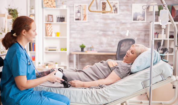 female-doctor-showing-senior-woman-vr-headset-in-nursing-home.jpeg