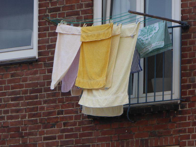2017-05-22 Wäsche an Hausfassade.JPG