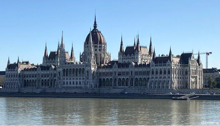 14 Budapest Parlament am Tag.jpg