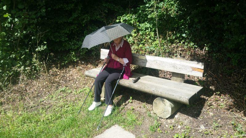 Edith mit Sonnenschirm auf Bänkli.jpg
