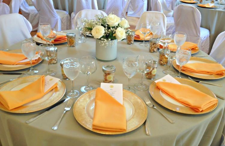 tischdeko-goldenen-hochzeit-orange-servietten-rosen-inspiration-elegant-design.jpg