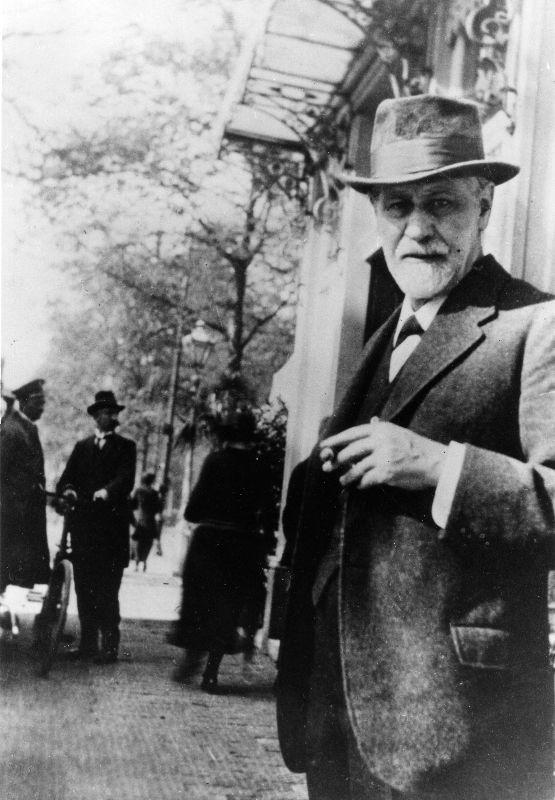 Freud_1920_in_Den_Haag_Kongress.jpg
