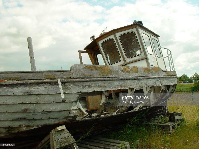 shipwreck-picture-id98540597.jpg