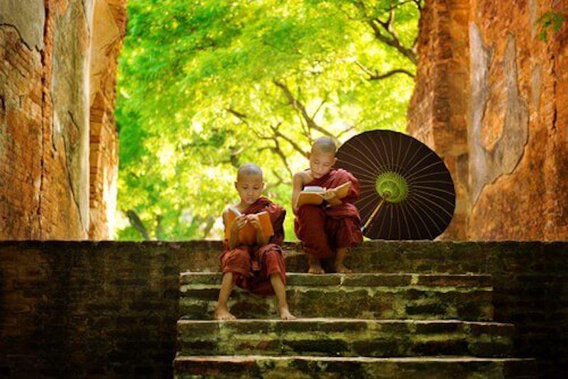 buddhistische-Kinder-lesen-ein-Buch.jpg