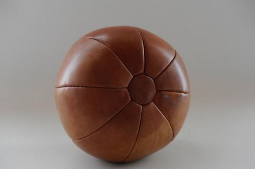 er-vtg-mid-century-leder-patina-lederball-design-hocker-deko-medizinball-kg-ebay-142045779448kgn-520x345.jpg