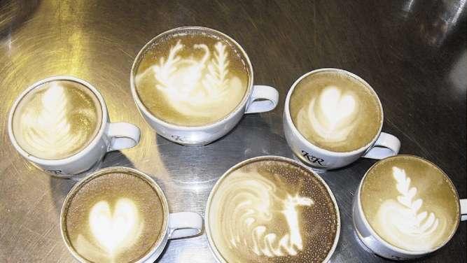 266552478-latte-art-zwei-farne-herzen-sowie-schwan-drache-fotos-winterer-ISG.jpg