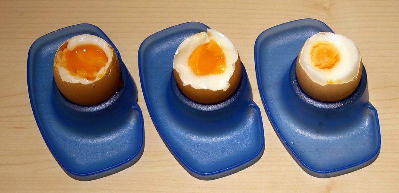 Boiled_eggs,_increasing_in_boiling_time_from_left_to_right.jpg
