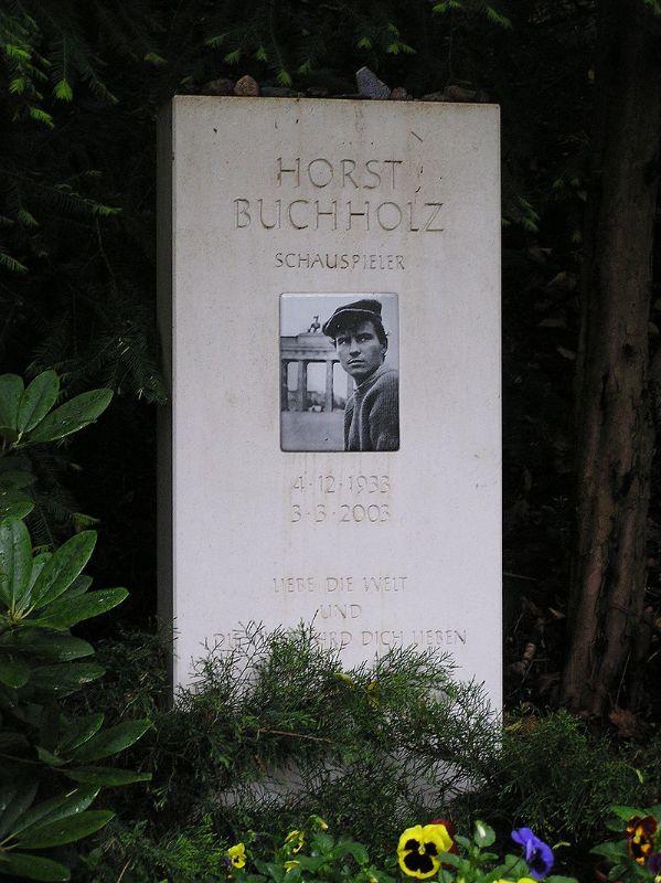800px-Friedhof_Heerstr_Grabstein_Horst_Buchholz.jpg