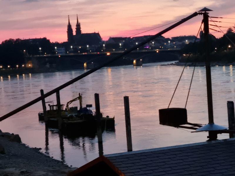 Basel mit Abendrot - der Himmel brennt.jpg